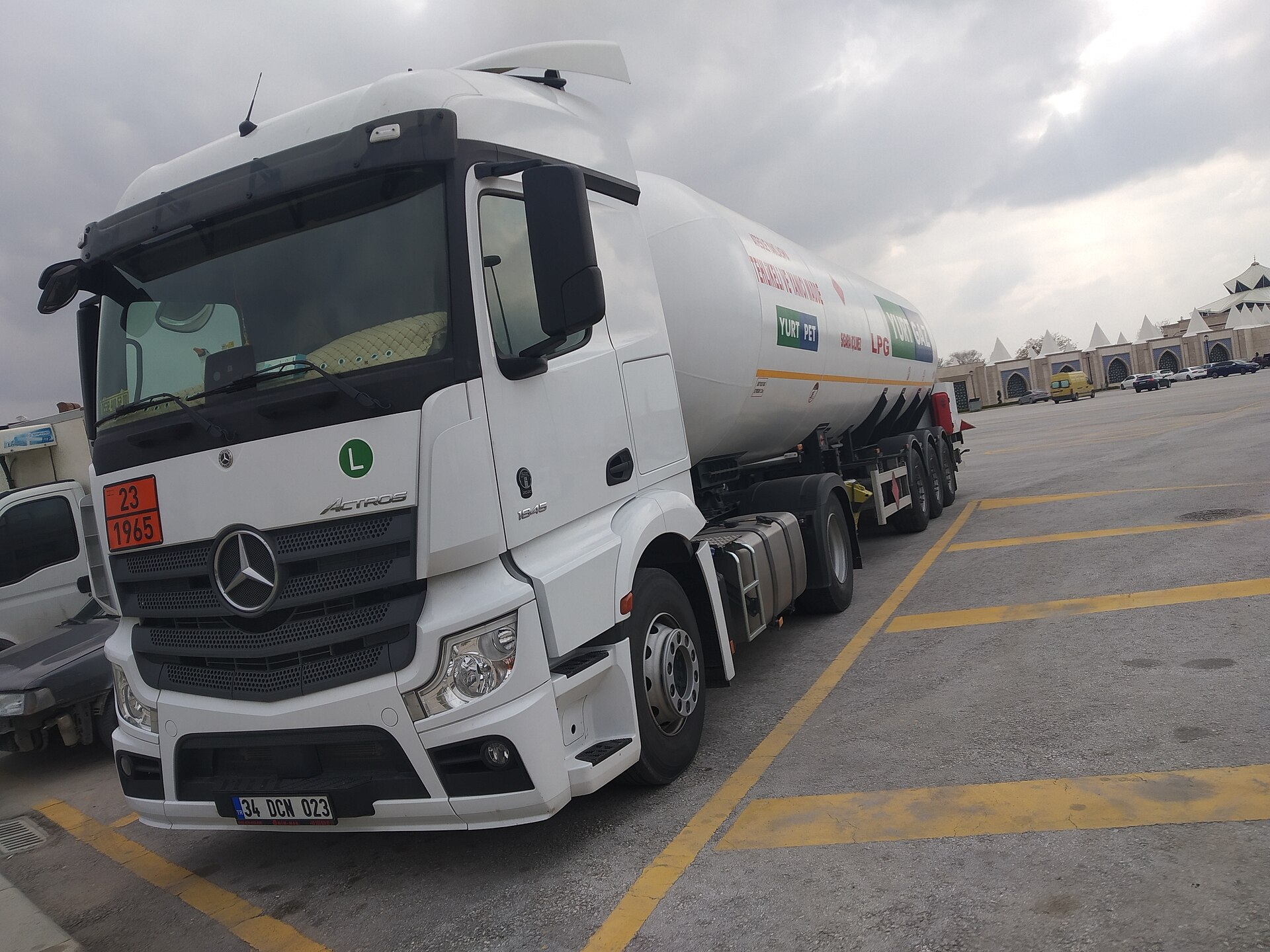Türk plakalı Mercedes-Benz Actros 1845 LPG tanker çekicisi