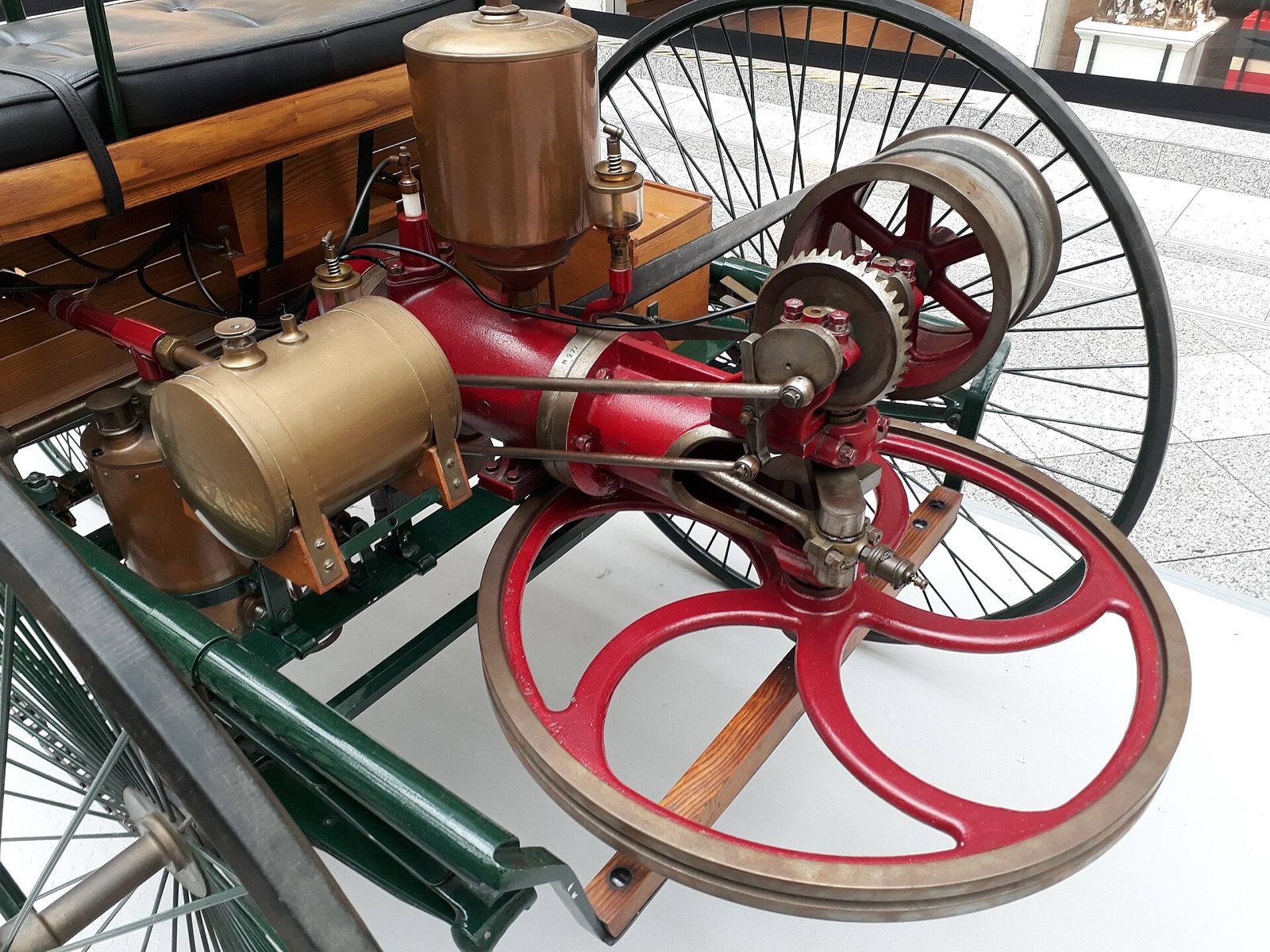 Benz Patent-Motorwagen'in tek silindirli motoru ve yatay volanı