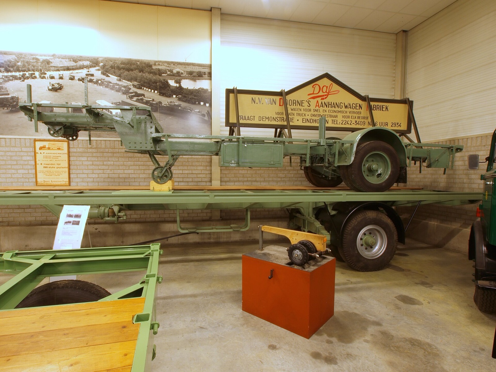 Van Doorne's Aanhangwagen Fabriek'in orijinal tabelası ve dönemin römork şasisi, DAF Museum'da sergileniyor