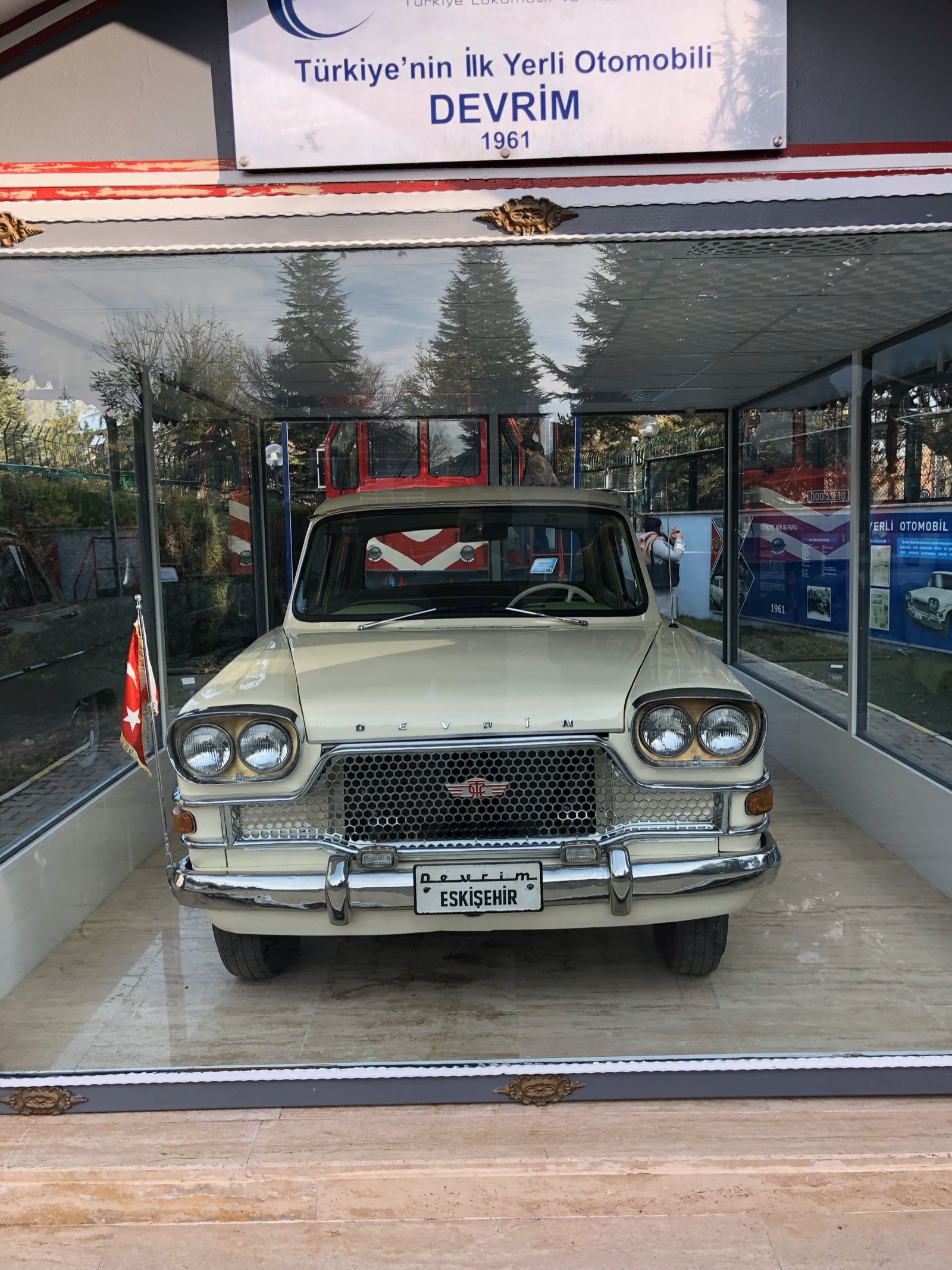Eskişehir'de sergilenen Devrim otomobilinin önden görünüşü, üzerinde 1961 tarihli Devrim yazısı ve Eskişehir plakası