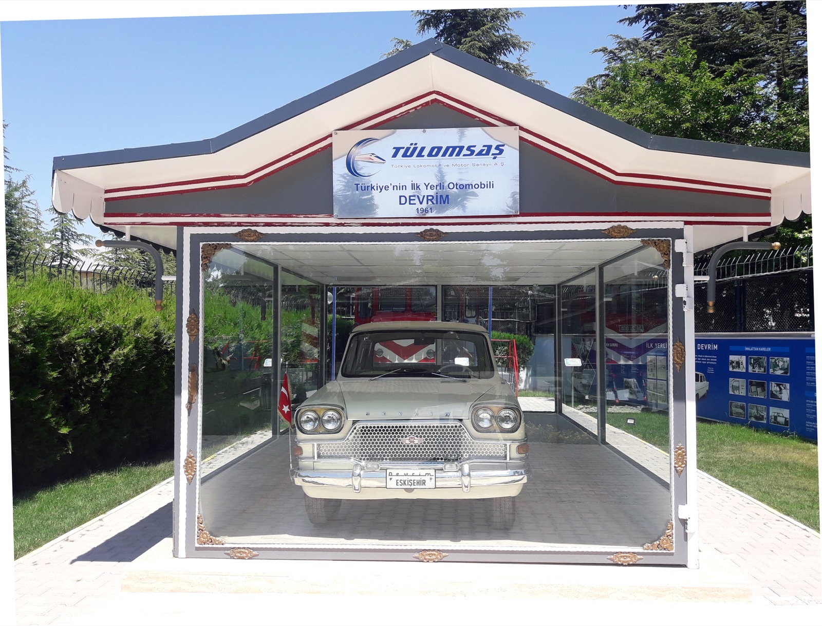 TÜLOMSAŞ önündeki Devrim otomobili köşkünün genel görünümü