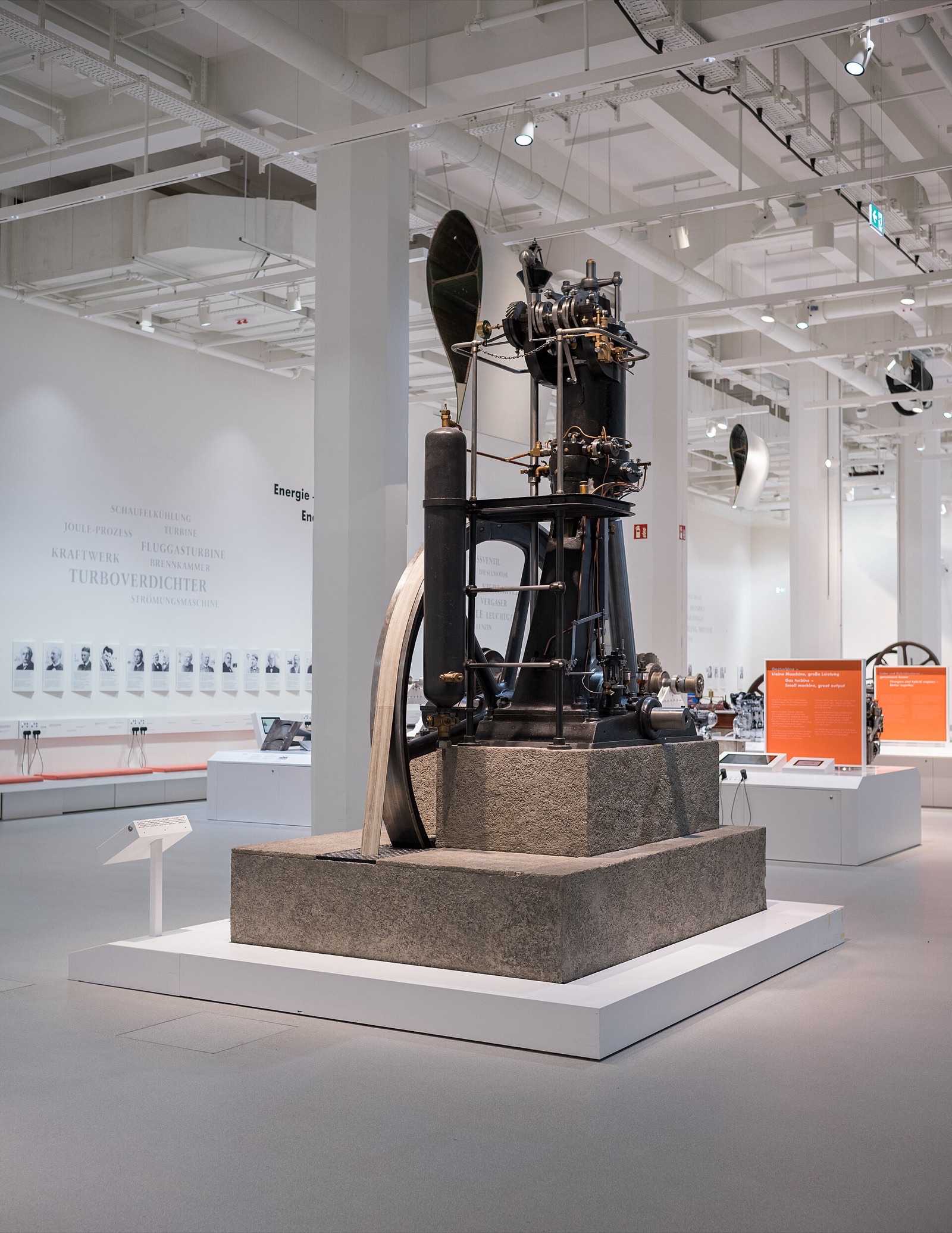 1897'de Maschinenfabrik Augsburg tarafından üretilen, dünyanın ilk çalışır durumdaki dizel motoru