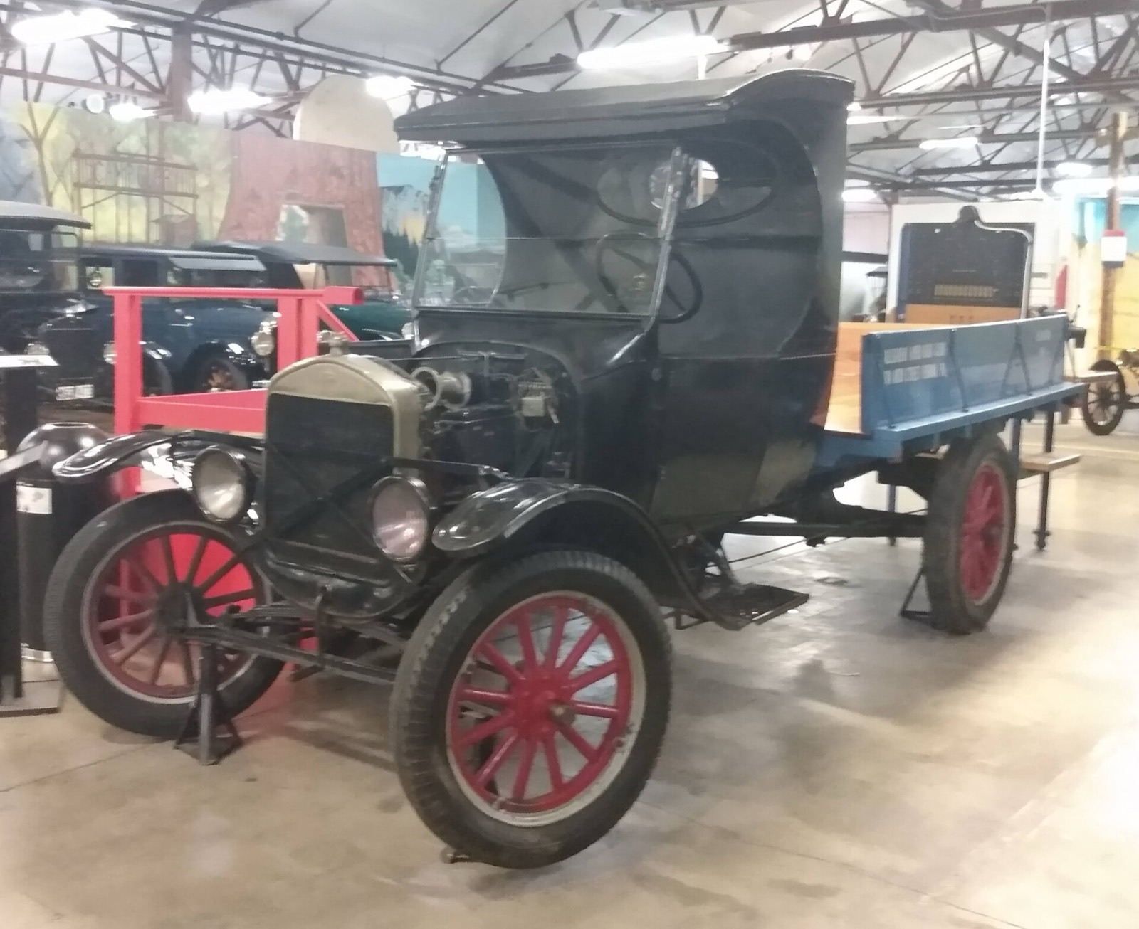 1924 model Ford Model TT, tahta kasalı bir çiftlik kamyonu olarak