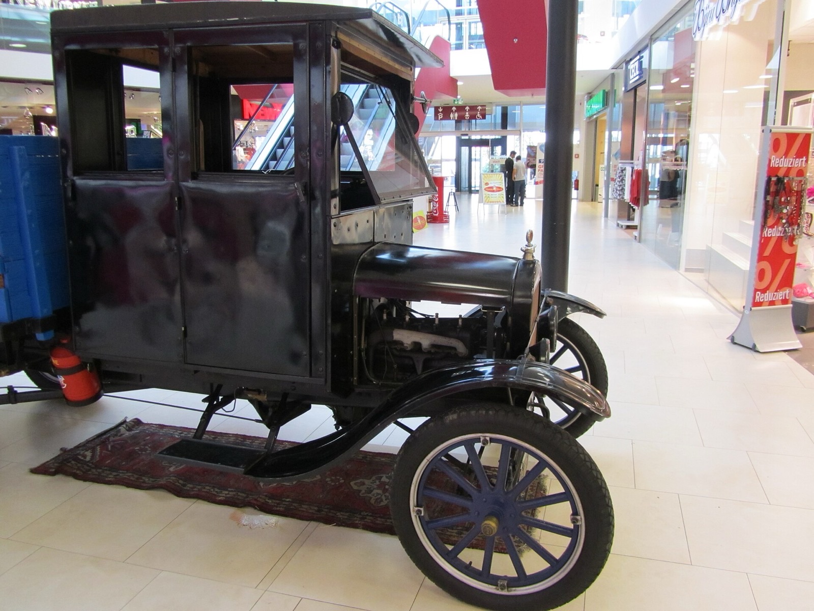 1922 model Ford Model TT kamyonun yandan görünüşü, kapalı panel gövdesiyle