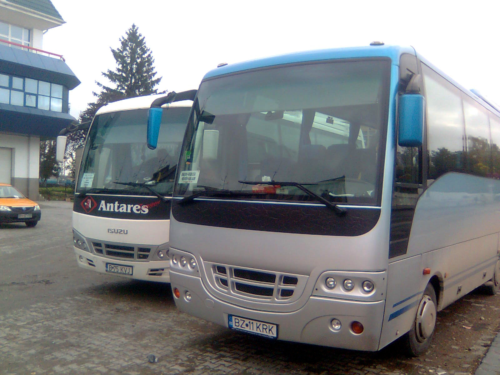 Romanya'da yan yana duran iki Isuzu Turquoise midibüsü