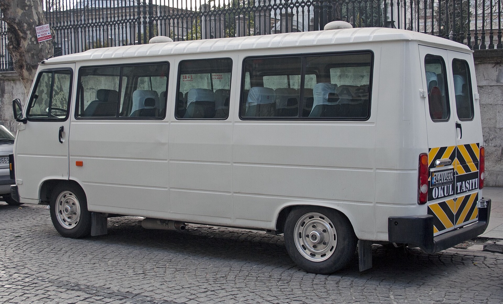 Karsan tarafından üretilen, 1991-2006 facelift model Peugeot J9 okul servisi, İstanbul sokağında