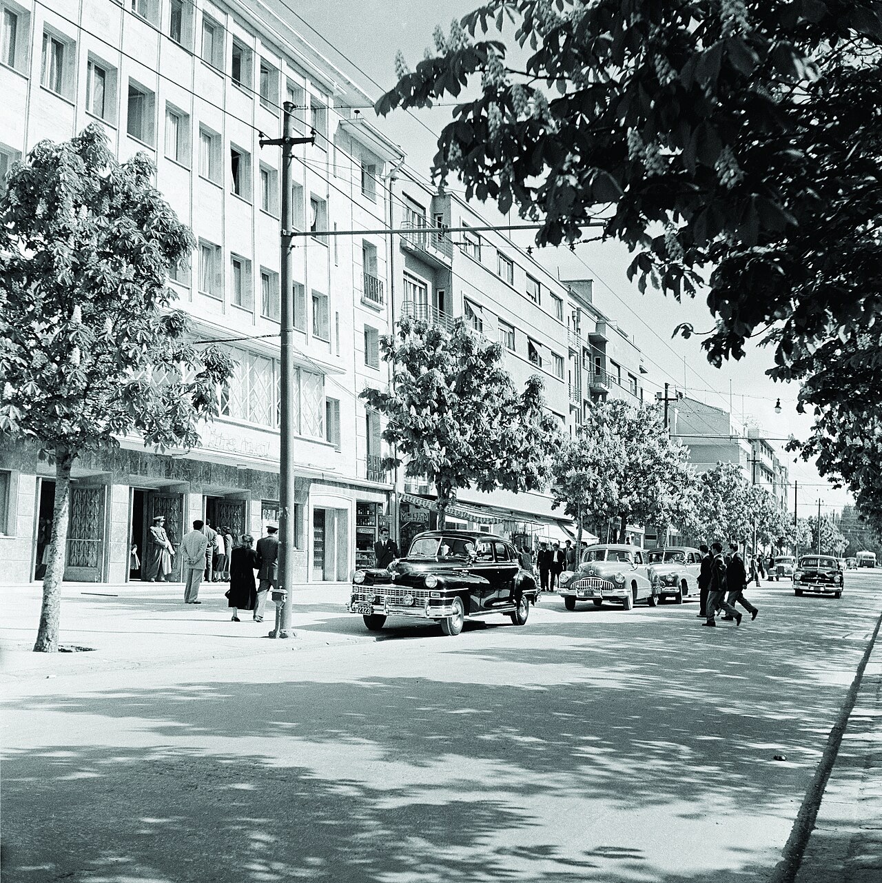 1950'lerde Ankara'da Atatürk Bulvarı'nda ilerleyen otomobiller