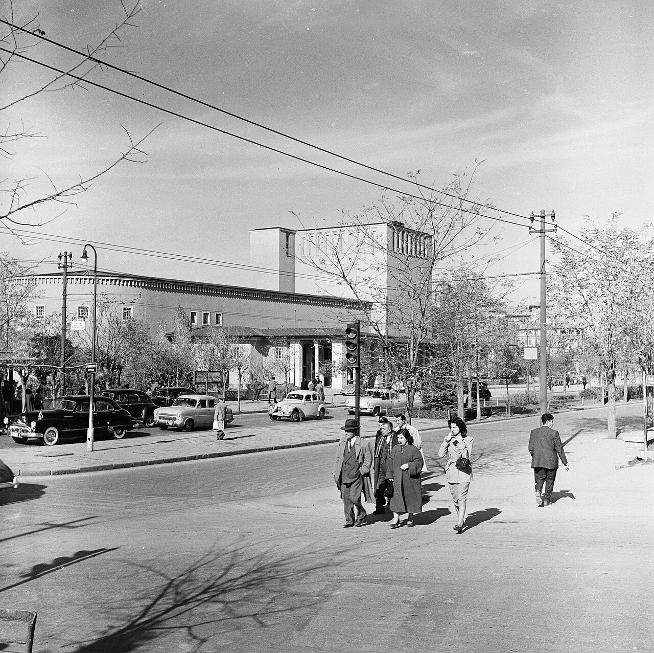 1952'de Ankara'da Atatürk Bulvarı'nda taksiler ve otomobiller