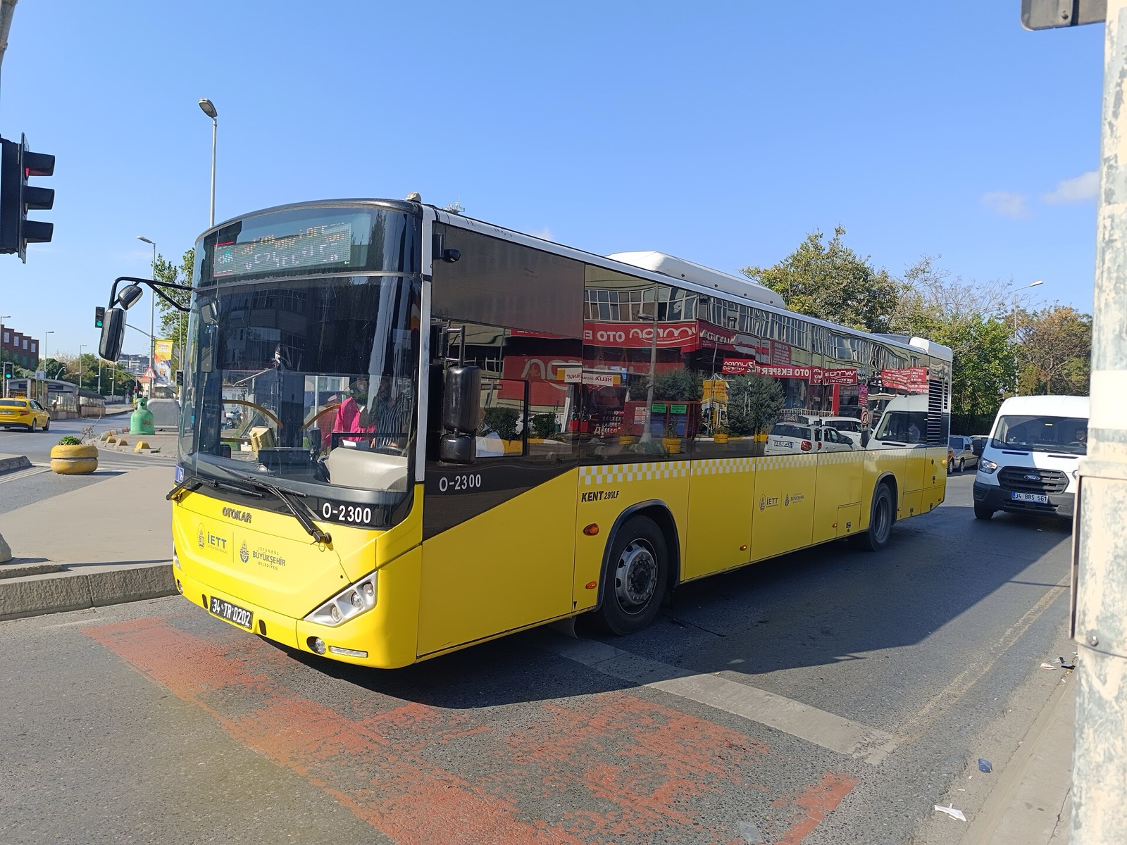 İstanbul'da hizmet veren sarı İETT renkli Otokar Kent 290 LF şehir içi otobüsü