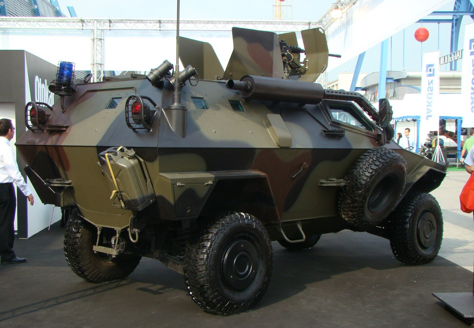 Bir fuarda sergilenen kamuflaj boyalı Otokar Cobra zırhlı aracı