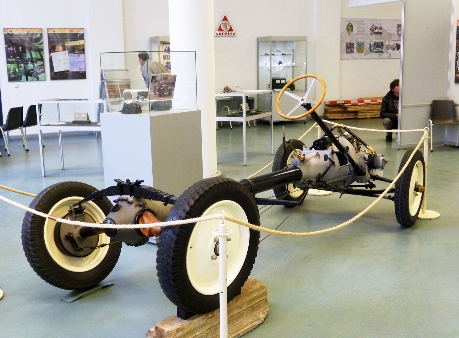 Tatra 11'in 1923 tarihli omurga şasisi, ortadan geçen tüp gövde ve bağımsız salıncak akslarıyla sergide