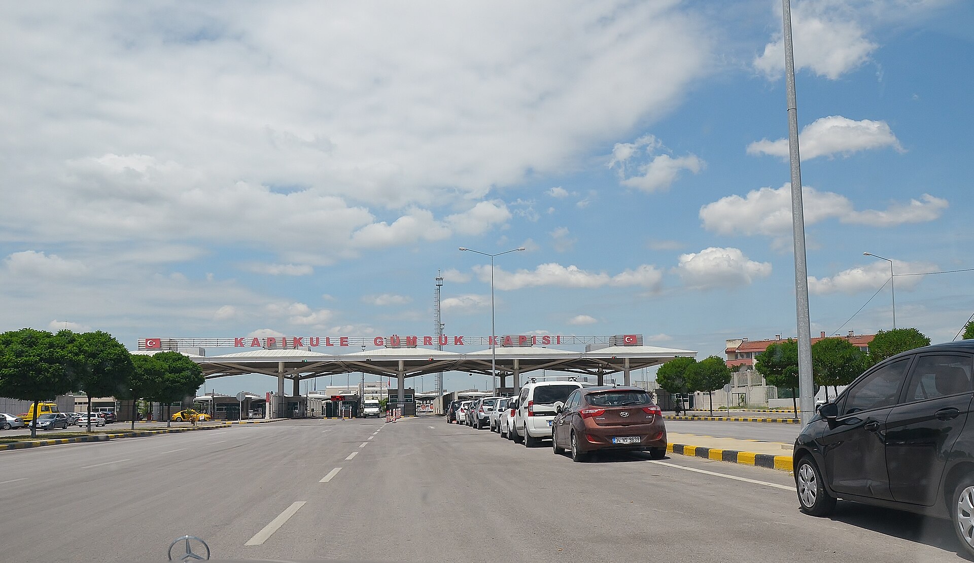 Kapıkule Gümrük Kapısı girişi, otomobiller kuyrukta bekliyor