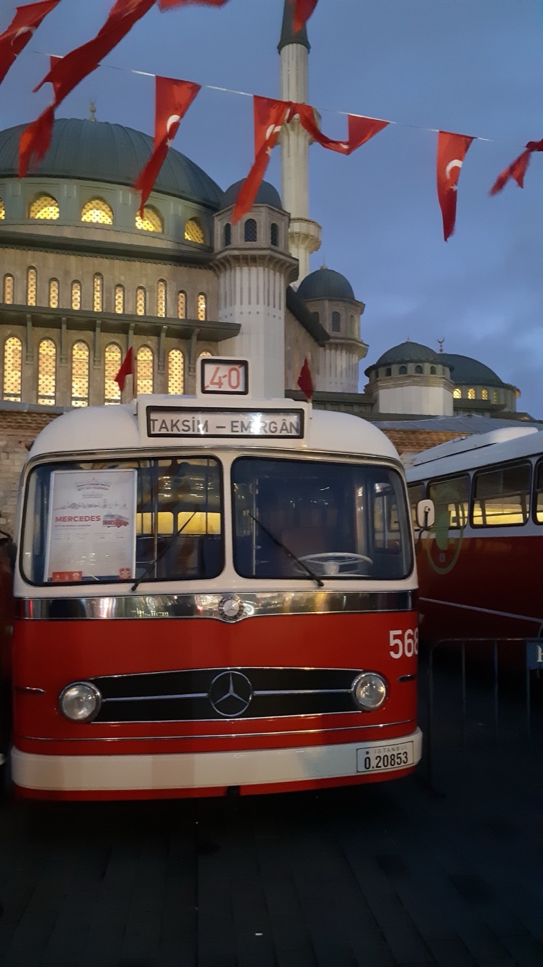 İETT'nin nostaljik filosundan kırmızı-beyaz Mercedes-Benz otobüs, Taksim Camii önünde