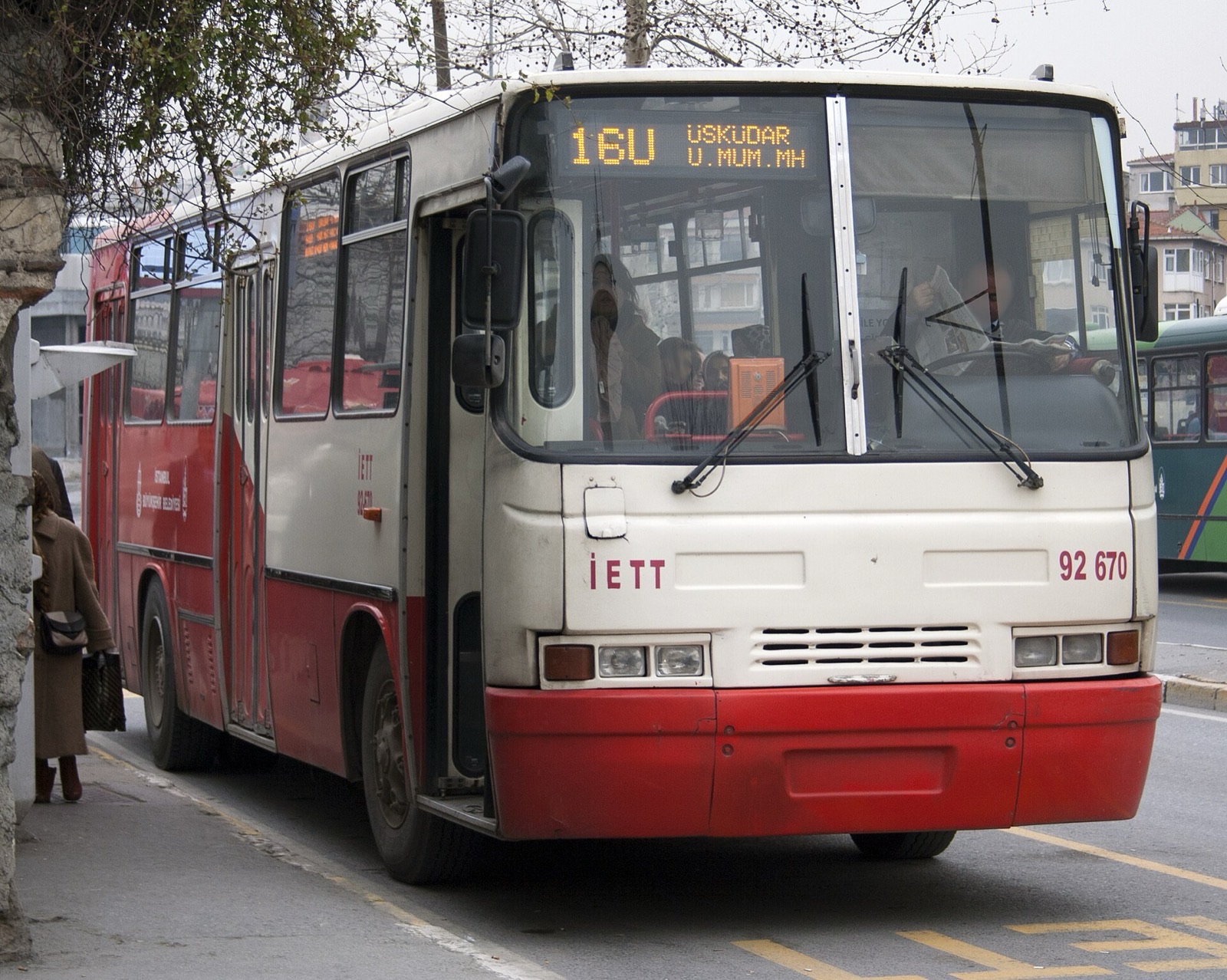 İstanbul Üsküdar'da durakta bekleyen kırmızı-beyaz İETT Ikarus 260 otobüsü