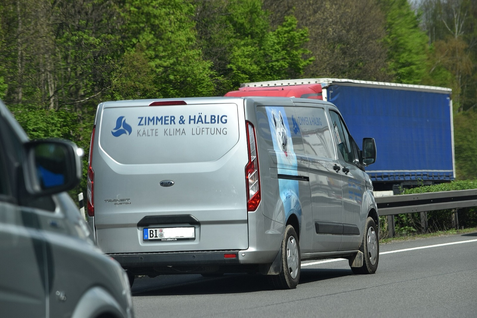 Almanya otoyolunda gümüş renkli Ford Transit Custom van, arkadan görünüm
