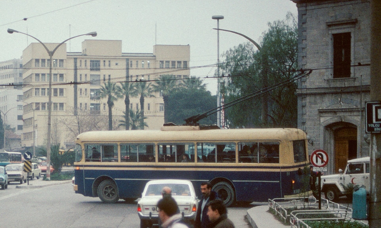 Eski İstanbul troleybüsü İzmir'de Alsancak tren istasyonu önünde dönüş yaparken