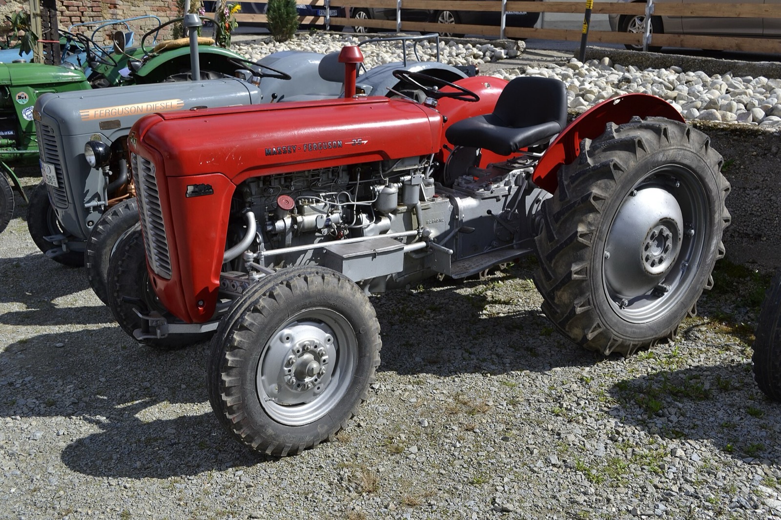 Bir sergide duran kırmızı Massey Ferguson 35 traktör